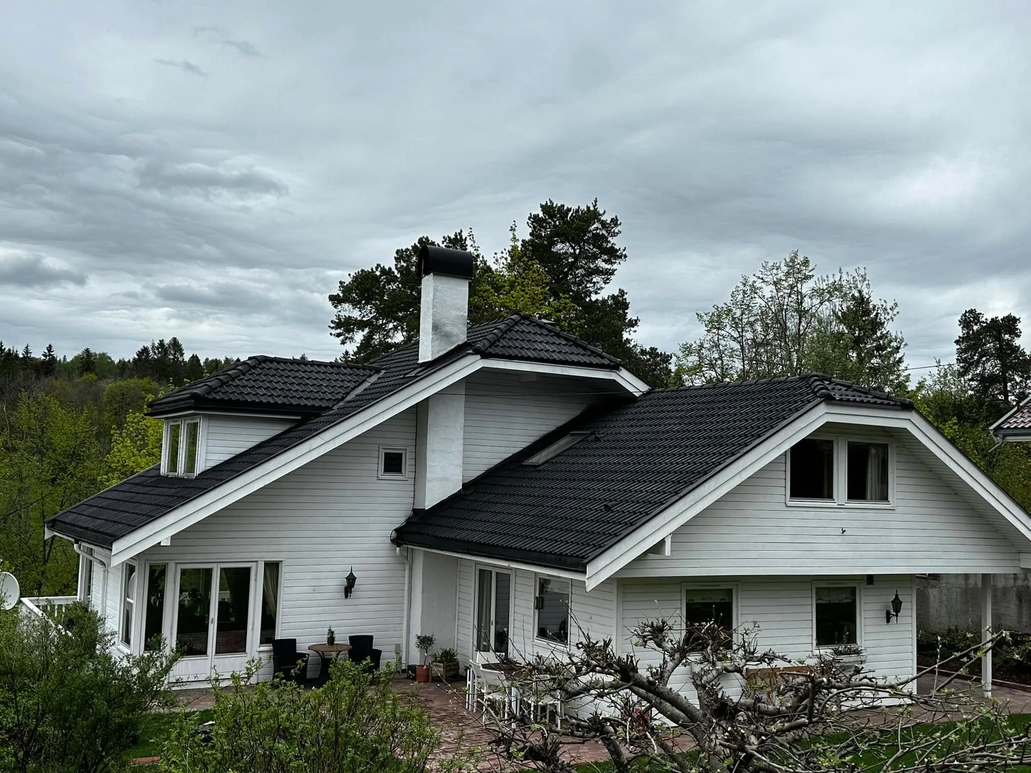 Enebolig med nytt tak lagt av A-Bygg og Fasade